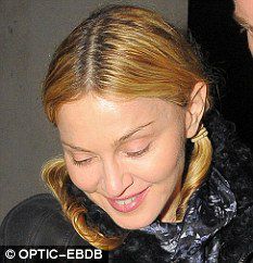 Madonna_leaving_LocandaLocatelli_Mayfair_London_20101018_06.jpg